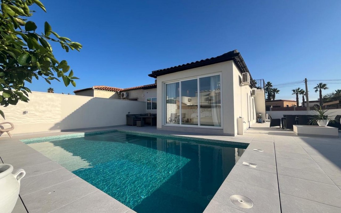 Resale - Villa - La Siesta