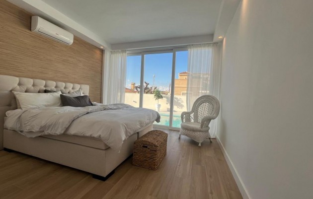 Resale - Villa - La Siesta