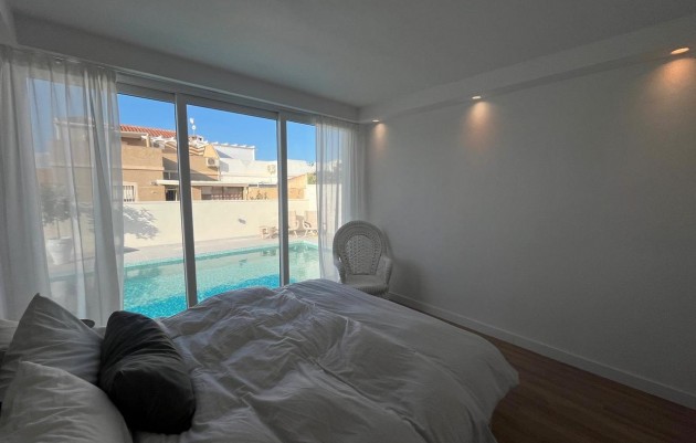 Resale - Villa - La Siesta